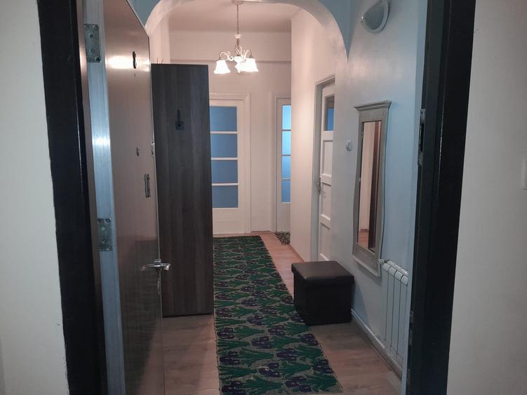 Apartament cu 3 camere semidecomandat, mobilat în Tineretului