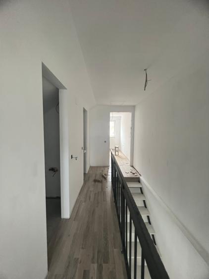 Duplex cu 5 camere cu Canalizare în Livezeni
