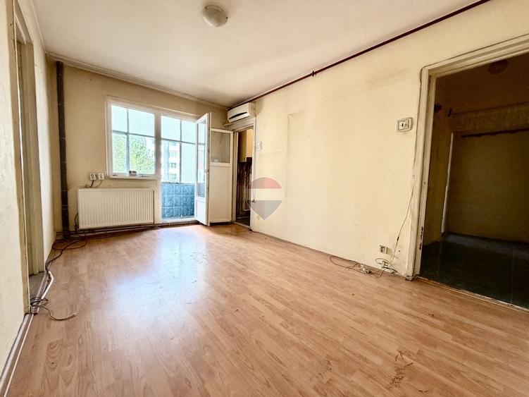 Apartament cu 3 camere semidecomandat în Aurel Vlaicu