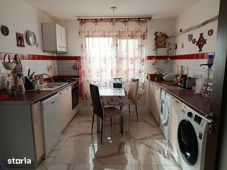 Casă cu 8 camere cu Teren 500 Mp în Cazasu