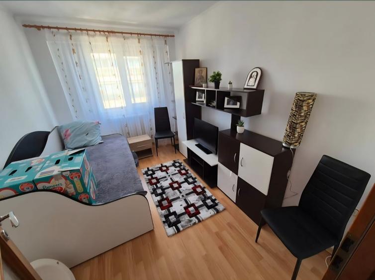 Apartament cu 4 camere decomandat în Exterior Vest