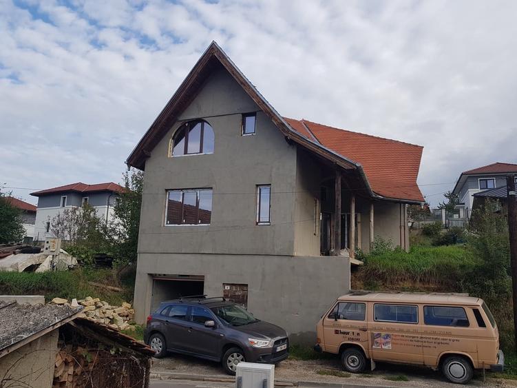 Casă cu 4 camere în Baciu