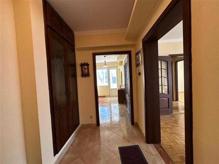 Apartament cu 3 camere semidecomandat în Aeroport