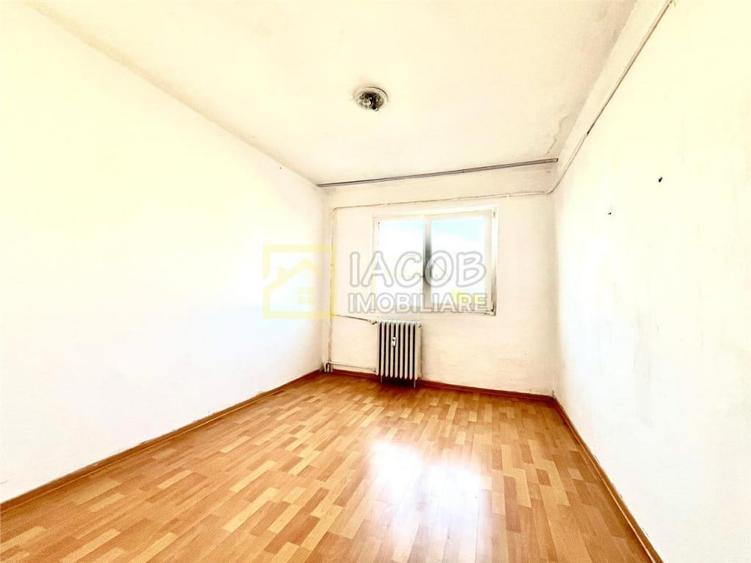 Apartament cu 3 camere semidecomandat în Milcov