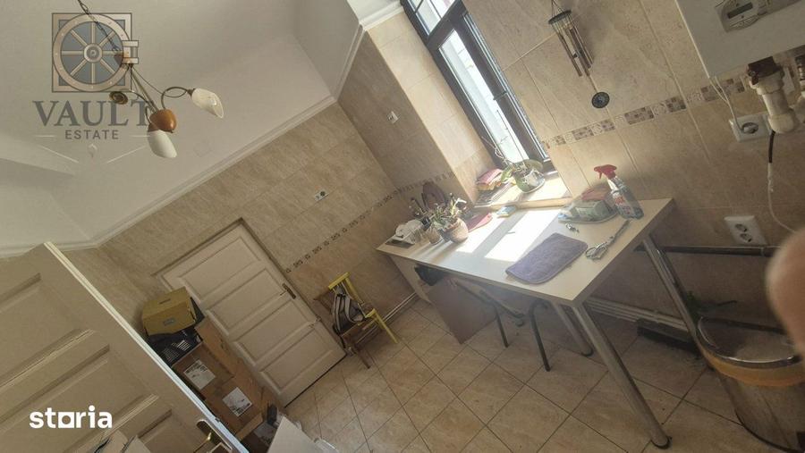 Apartament cu 5 camere decomandat în Moșilor