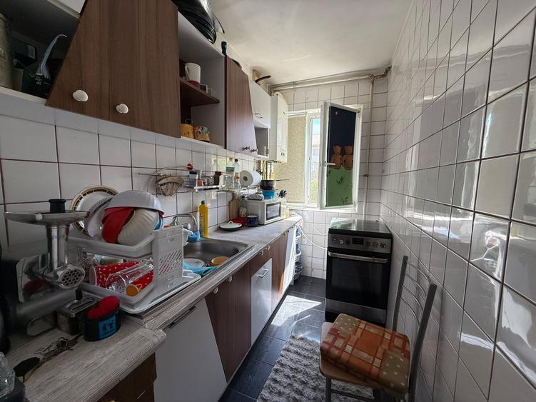 Apartament cu 3 camere semidecomandat în Cetății