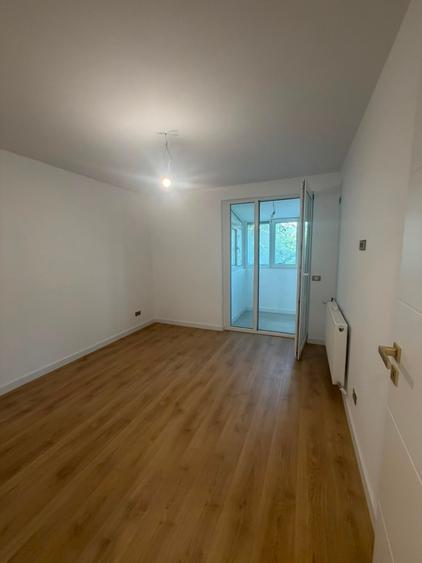 Apartament cu 3 camere semidecomandat în Titan