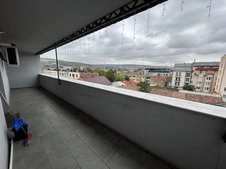 Apartament cu 3 camere decomandat în Exterior Vest