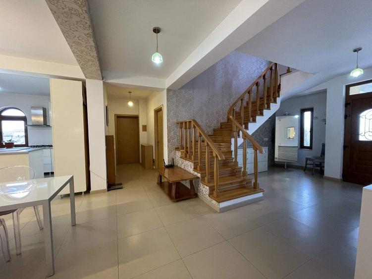 Casă cu 6 camere cu Garaj în Exterior Nord