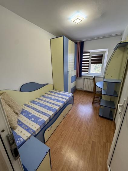 Apartament cu 3 camere decomandat, mobilat în Malu Roșu