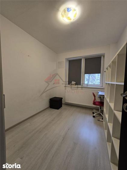 Apartament cu 3 camere semidecomandat în Podu Roș