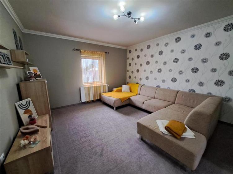 Casă cu 8 camere cu Teren 500 Mp în Periferie