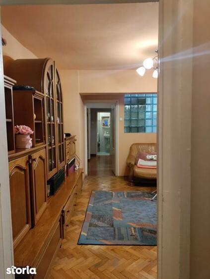 Apartament cu 3 camere semidecomandat în Micro 15