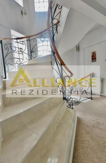 Casă cu 5 camere cu Teren 449 Mp în Apărătorii Patriei