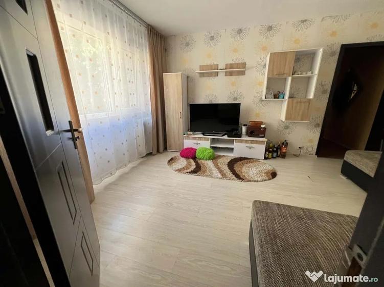 Apartament cu 3 camere semidecomandat în Găvana