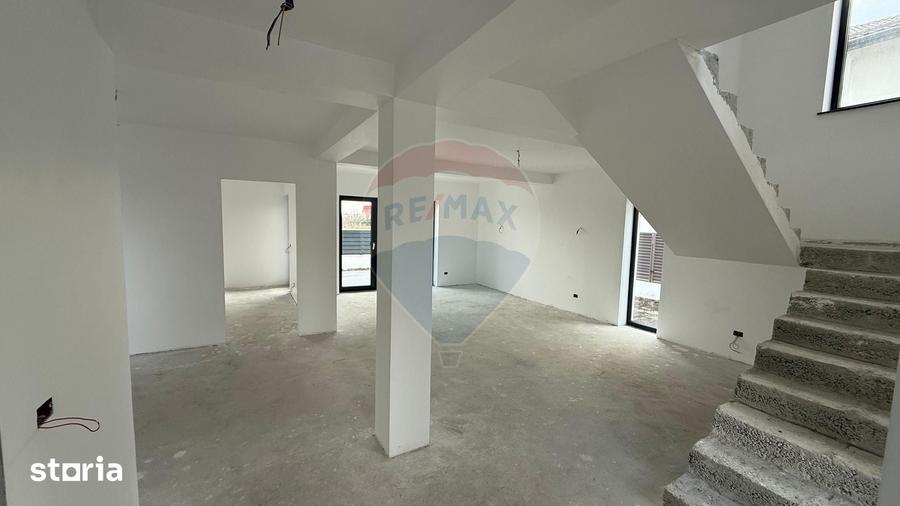 Casă cu 4 camere cu Teren 330 Mp în Central