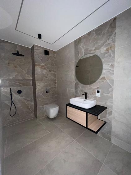 Apartament cu 3 camere semidecomandat în Sud