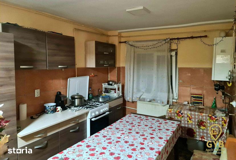 Apartament cu 4 camere, mobilat în Est