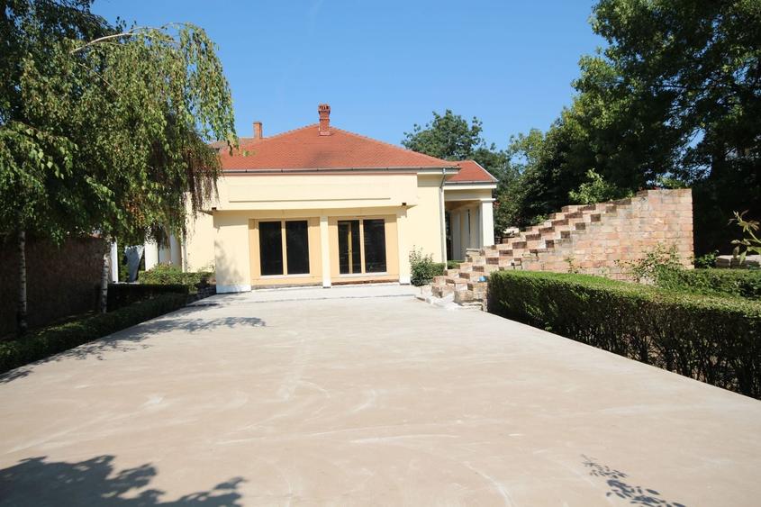 Casă individuală cu 6 camere cu Canalizare în Badea Cârțan