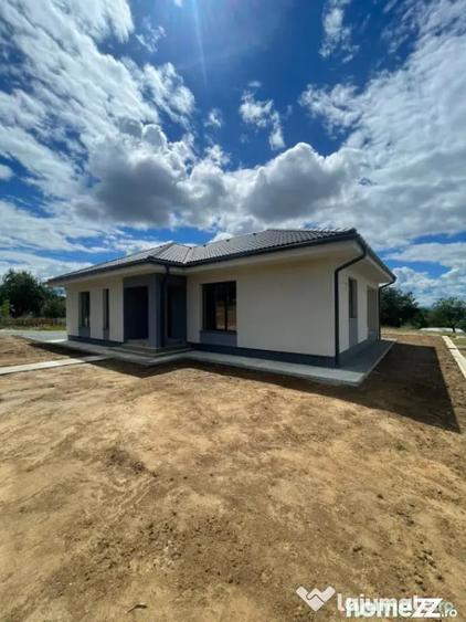 Casă cu 5 camere cu Teren 530 Mp în Satu Nou de Jos