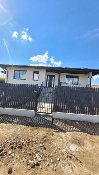 Casă cu 2 camere cu Teren 650 Mp în Chicerea