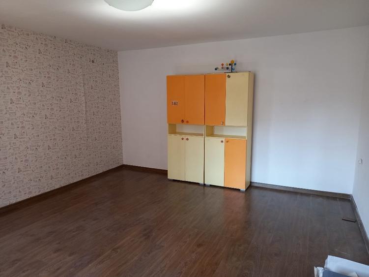 Casă cu 5 camere cu Teren 400 Mp în Mihai Bravu