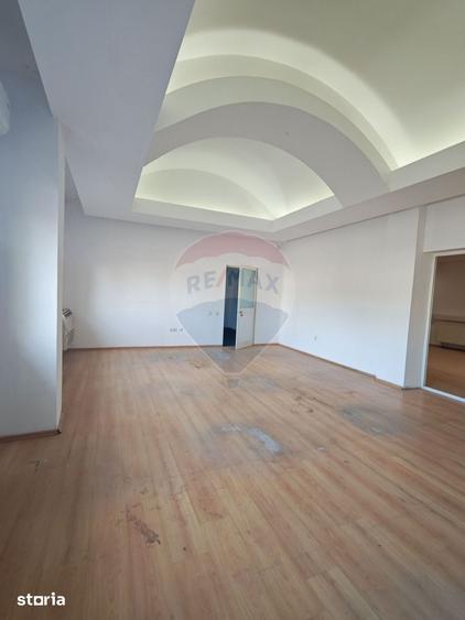 Spațiu comercial, de 2,100 mp, în Valea Rosie