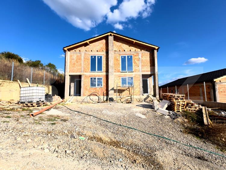 Duplex cu 4 camere cu Canalizare în Corunca