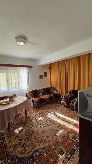 Casă cu 5 camere cu Canalizare în Central