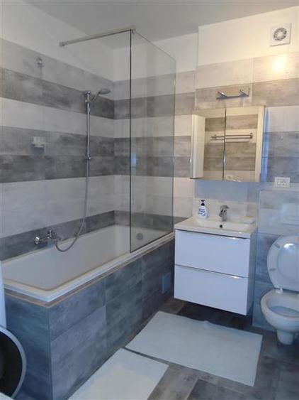 Apartament cu 3 camere decomandat, mobilat în Polivalentă
