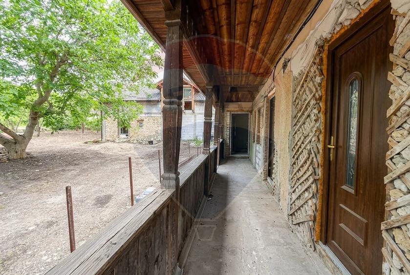 Casă cu 4 camere cu Teren 1381 Mp în Moldovenești