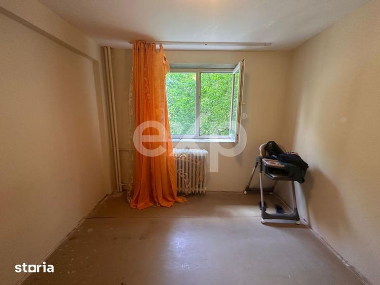 Apartament cu 3 camere semidecomandat, mobilat în Tei