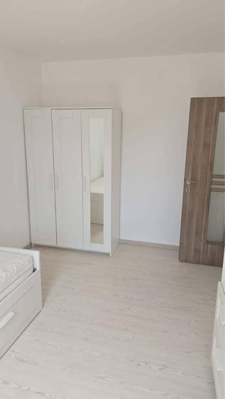 Apartament cu 3 camere decomandat în Florești