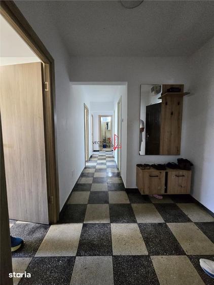 Apartament cu 3 camere semidecomandat în Tei