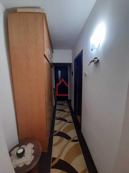 Apartament cu 3 camere semidecomandat, mobilat în Dacia