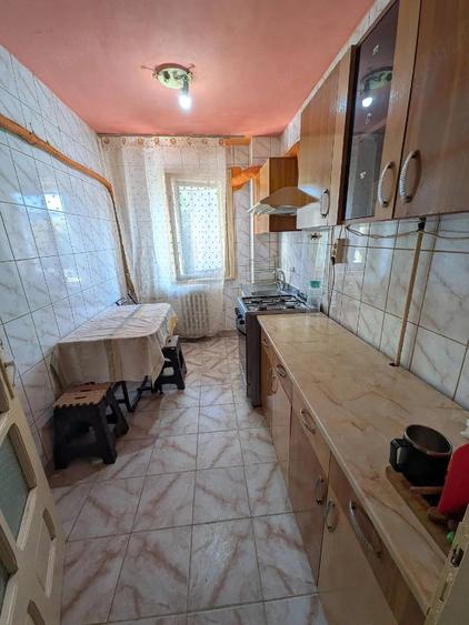 Apartament cu 3 camere semidecomandat în Craiovița Nouă