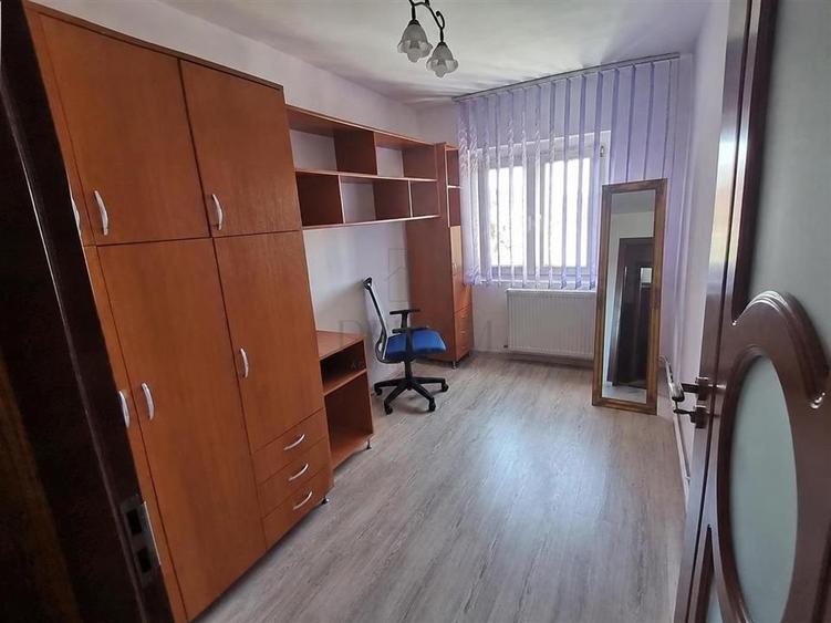 Apartament cu 3 camere decomandat în Girocului