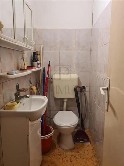 Apartament cu 3 camere semidecomandat în Girocului