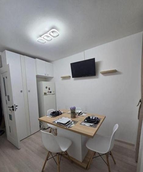 Apartament cu 3 camere semidecomandat, mobilat în Sat Vacanță