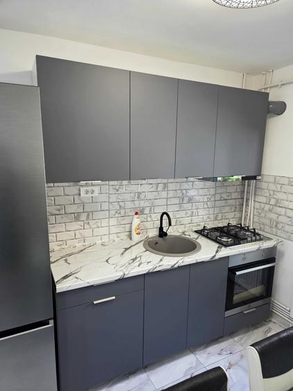 Apartament cu 2 camere semidecomandat în Craiovița Nouă