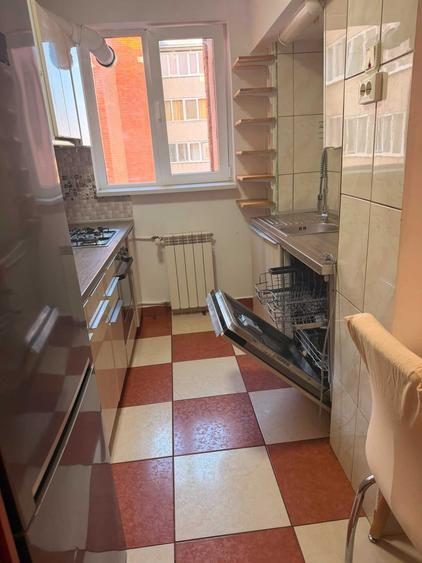Apartament cu 3 camere semidecomandat în Decebal