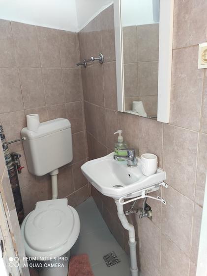 Casă individuală cu 7 camere cu Canalizare în Schei