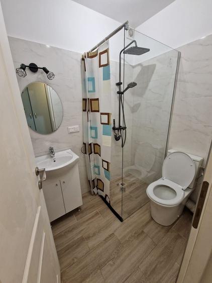 Apartament cu 3 camere semidecomandat, mobilat în Florești