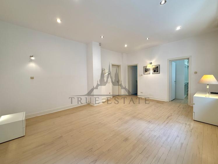 Apartament cu 7 camere decomandat, mobilat în Capitale