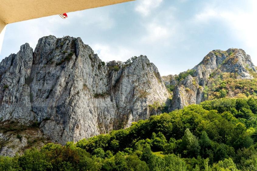 Casă individuală cu 6 camere cu Piscina în Valea Mănăstirii