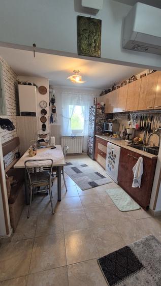 Apartament cu 4 camere decomandat în CET