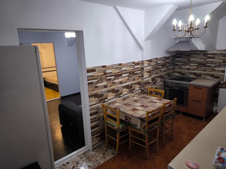 Apartament cu 3 camere semidecomandat în Lazaret