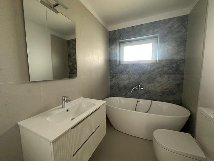 Duplex cu 4 camere cu Canalizare în Central