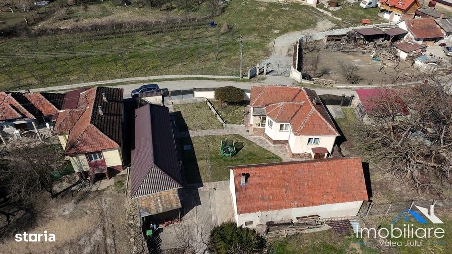 Casă cu 4 camere cu Teren 2700 Mp în Central