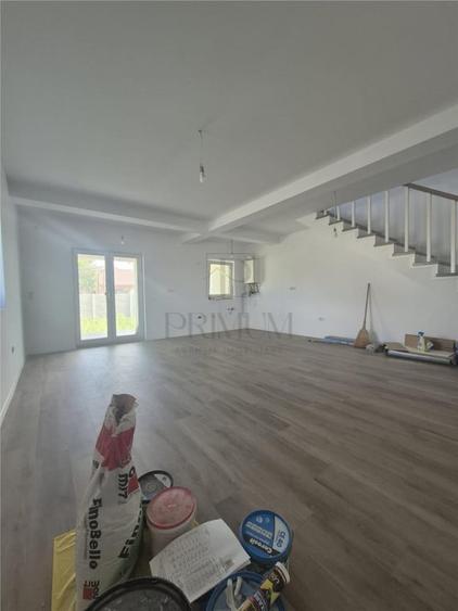 Casă cu 4 camere cu Teren 300 Mp în Moșnița Nouă